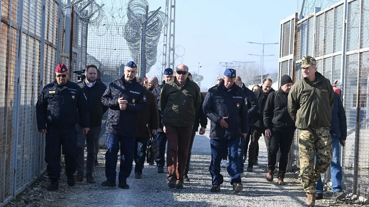 Sulyok Tamás köztársasági elnök (középen) az ideiglenes biztonsági határzárnál tett látogatásán Röszke közelében 2025. február 11-én. Az államfő mellett jobbról főhadsegédje, Kun Szabó István vezérőrnagy (j), Polyák Zsolt r. dandártábornok, a Csongrád-Csanád Vármegyei Rendőrfőkapitányság vezetője (j2), balról Balogh János r. vezérőrnagy, országos rendőrfőkapitány (b2) és Tarcsa Csaba r. vezérőrnagy, műveleti országos rendőrfőkapitány-helyettes (b).
MTI/Bruzák Noémi