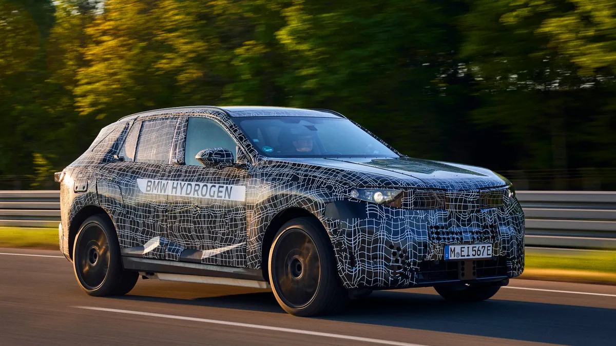 Egy álcázott BMW iX5 Hydrogen prototípus halad a tesztpályán.