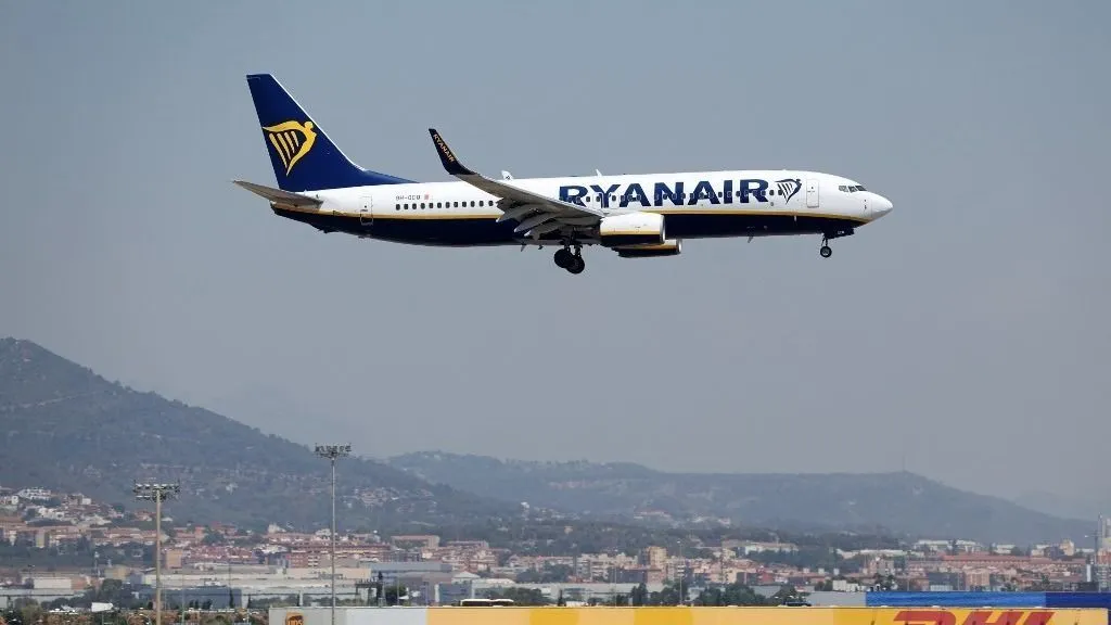 Komoly feháborodást váltott ki egy öt másodperces késés a repülőről, A Ryanair Boeing 737-8AS lands at Barcelona-El Prat Airport in Barcelona, Spain, on July 1, 2025. (Photo by Joan Valls/Urbanandsport/NurPhoto) (Photo by Urbanandsport / NurPhoto via AFP)
