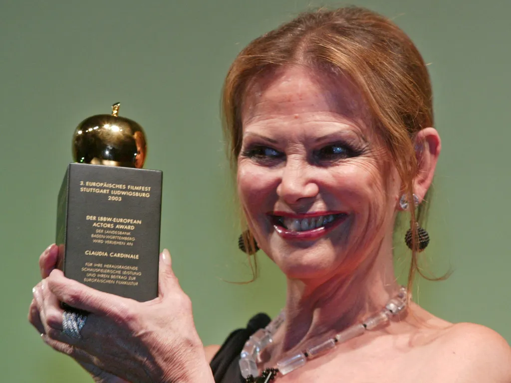 ClaudiaCardinalelegjobbfilmjei, Claudia Cardinale legjobb filmjei,  Claudia Cardinale,  ClaudiaCardinale, színésznő, film, mozi,   Italian actress Claudia Cardinale poses for photographers after receiving the European acting award at an awards ceremony in