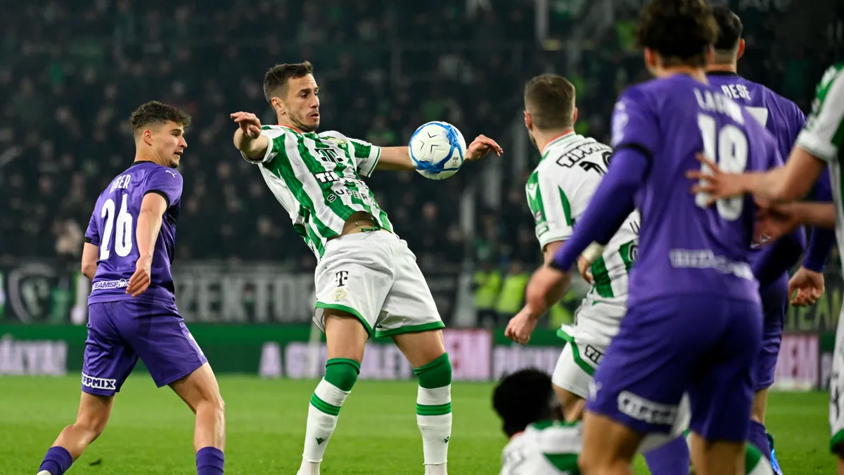 Budapest, 2025. április 6.
Aleksandar Pesics, az FTC (b2) és Geiger Bálint, az Újpest játékosa a labdarúgó OTP Bank Liga 26. fordulójában játszott Ferencvárosi TC - Újpest FC mérkőzésen a Groupama Arénában 2025. április 6-án. Ferencvárosi TC-Újpest FC 2-0.
MTI/Purger Tamás