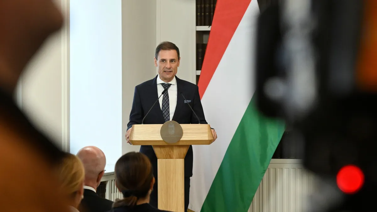 Budapest, 2025. augusztus 22.
Tuzson Bence igazságügyi miniszter beszédet mond az államalapítás és Szent István király ünnepe alkalmából odaítélt állami kitüntetések átadásán a minisztériumban 2025. augusztus 22-én.
MTI/Lakatos Péter
