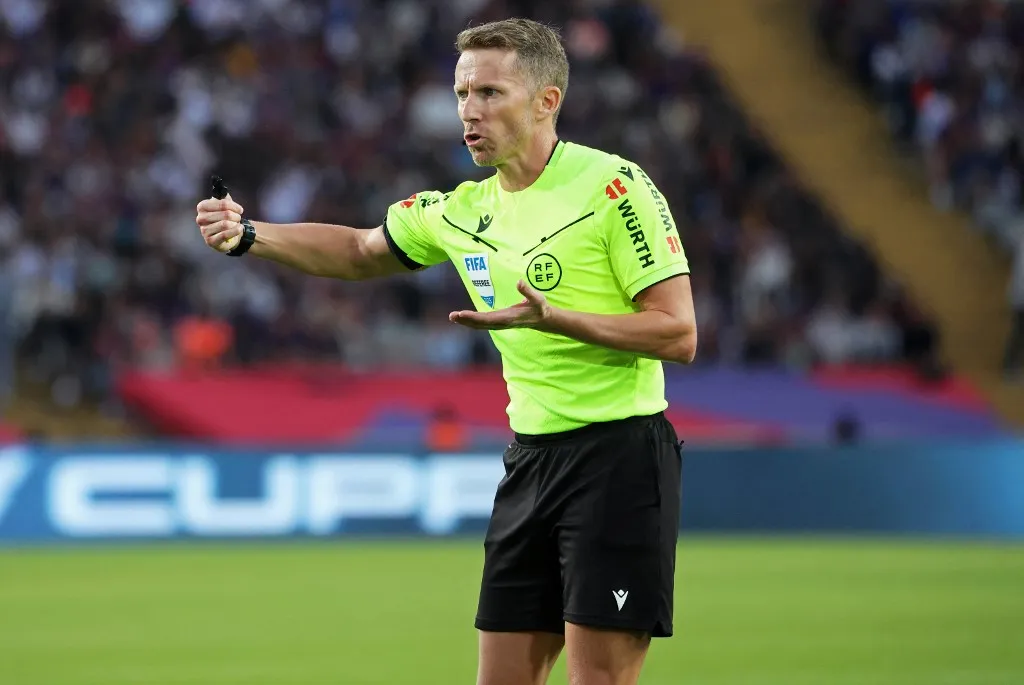 The referee Alejandro Jose Hernandez officiates during the match between FC Barcelona and Real Sociedad, corresponding to week 7 of LaLiga EA Sports, played at the Lluis Companys Stadium in Barcelona, Spain, on September 28, 2025. (Photo by Joan Valls/Urbanandsport/NurPhoto) -- (Photo by Urbanandsport/NurPhoto) (Photo by Urbanandsport / NurPhoto via AFP)