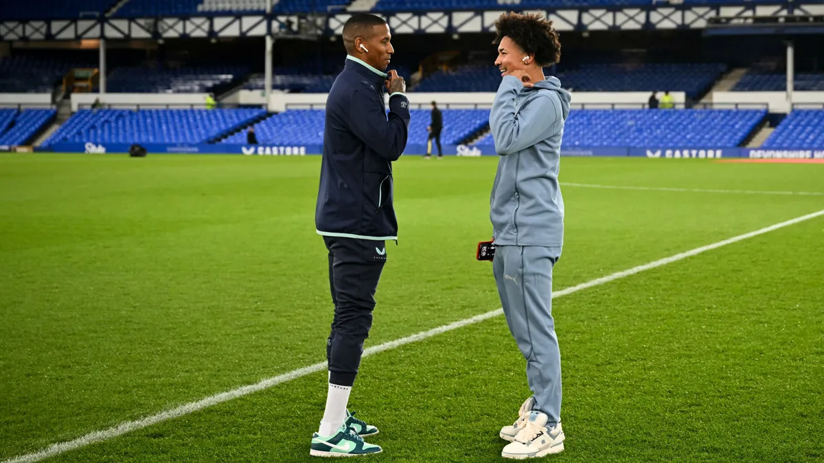 apa és fia, Everton's English defender #18 Ashley Young (L) speaks with his son Peterborough's English Tyler Young (R) prior to the English FA Cup third round football match between Everton and Peterborough United at Goodison Park in Liverpool, north west England on January 9, 2025. (Photo by Oli SCARFF / AFP) / RESTRICTED TO EDITORIAL USE. No use with unauthorized audio, video, data, fixture lists, club/league logos or 'live' services. Online in-match use limited to 120 images. An additional 40 images may be used in extra time. No video emulation. Social media in-match use limited to 120 images. An additional 40 images may be used in extra time. No use in betting publications, games or single club/league/player publications. /