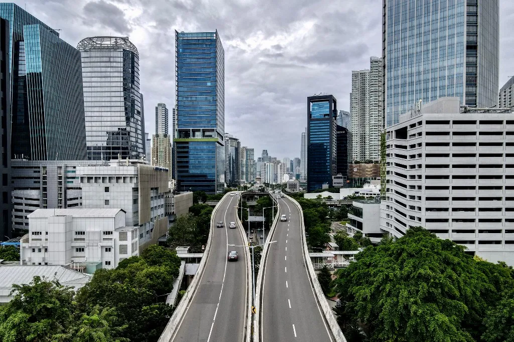 This aerial picture shows a general view of skyscrapers and flyover bridges designed to ease traffic congestions during rush hour in Jakarta on May 22, 2025. (Photo by BAY ISMOYO / AFP), ételmérgezése