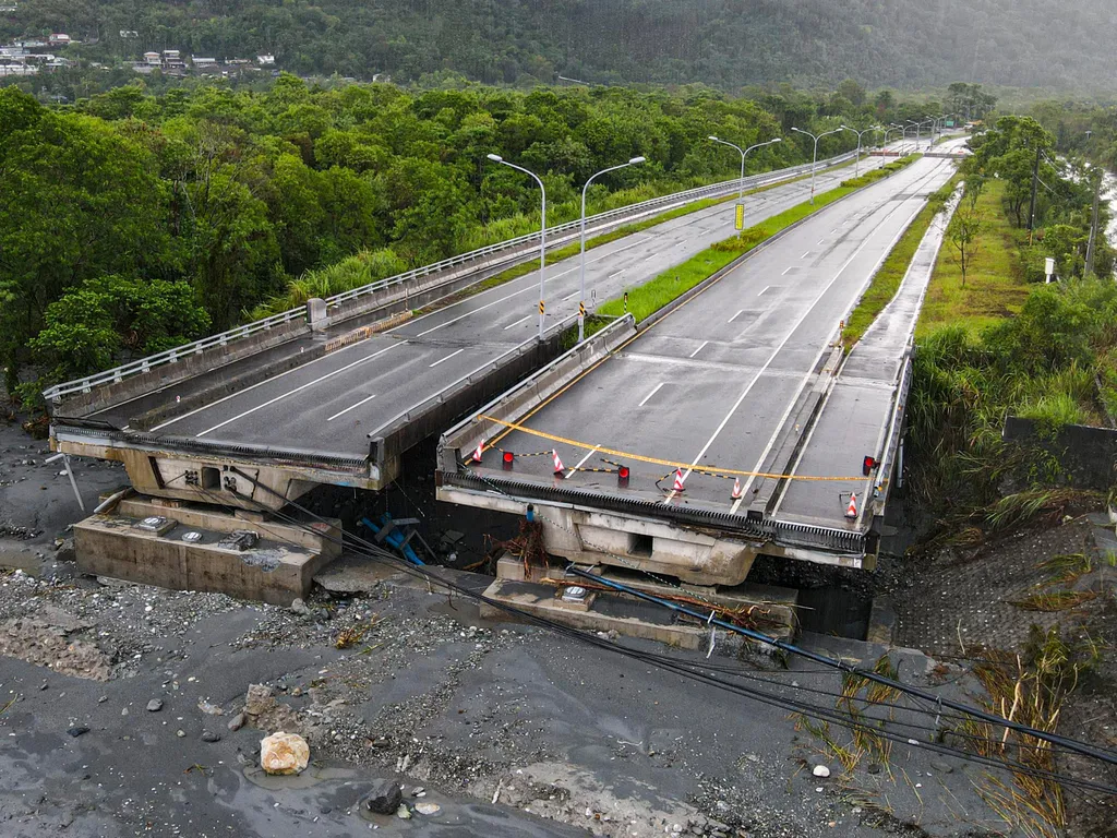 RagasatájfunTajvan, Ragasatájfun, tájfun, Tajvan, időjárás, Ragasa,&nbsp;  Part of the bridge over Mataian Creek is seen damaged after a barrier lake burst in Hualien on September 24, 2025. The bursting of the barrier lake in Taiwan killed at least 14 people, 