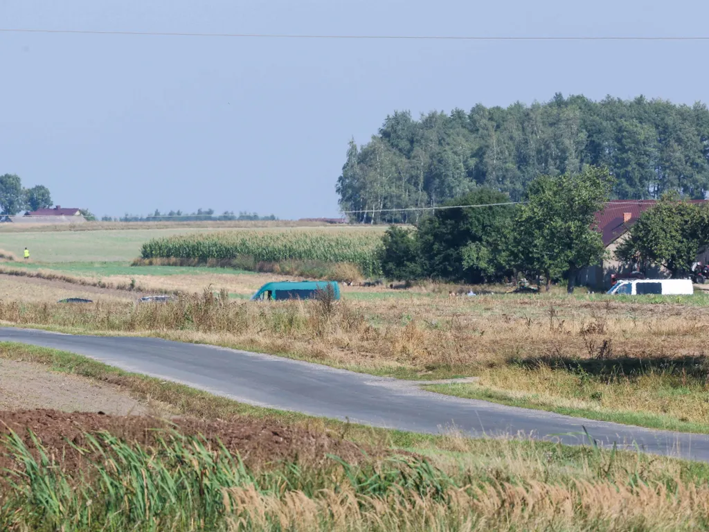 lengyelországi dróntámadás, lengyelországidróntámadás, orosztámadás, orosz, támadás, Ukrajnai háború, Lengyel honvédelem, Mniszków, 2025. szeptember 10.
Rendőrök a helyszínen, ahol orosz drón roncsait találták meg a közép-lengyelországi Lódzi vajdasá