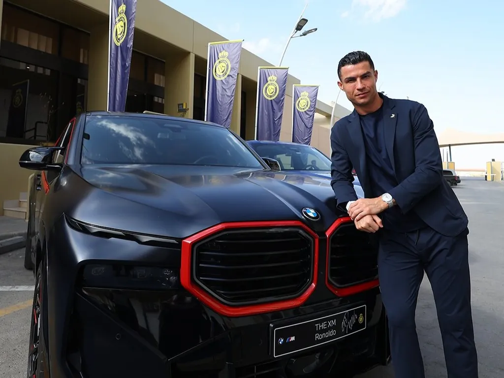 Cristiano Ronaldo pózol a BMW XM Red Label mellett