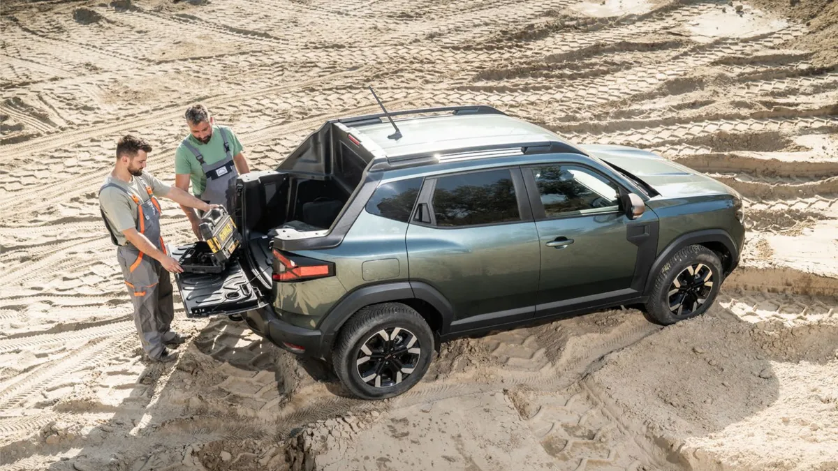 Homokbányában áll egy Dacia Duster duplafülkés pickup