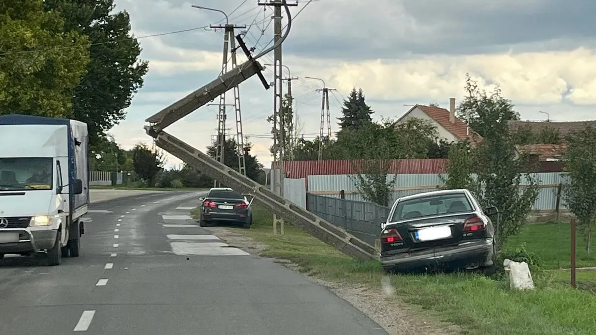A baleset miatt a villanyoszlop kettétört