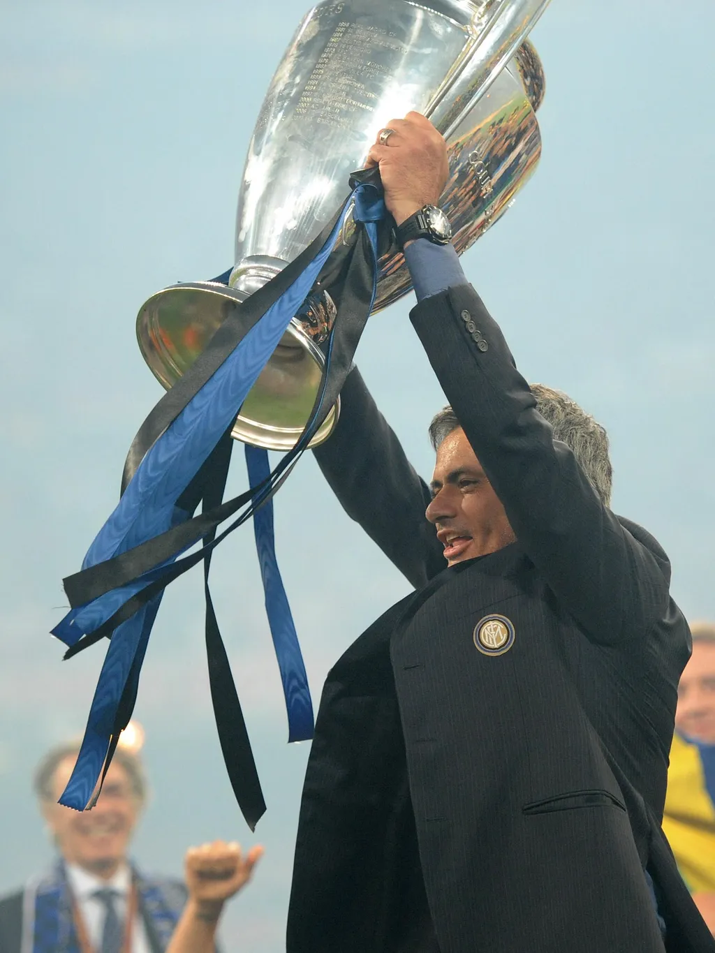 JoséMourinho, JoséMourinhokarrier, José Mourinho, José Mourinho karrier, Inter Milan's Portuguese coach Jose Mourinho celebrates with the trophy after winning the UEFA Champions League final football match Inter Milan against Bayern Munich at the Santi