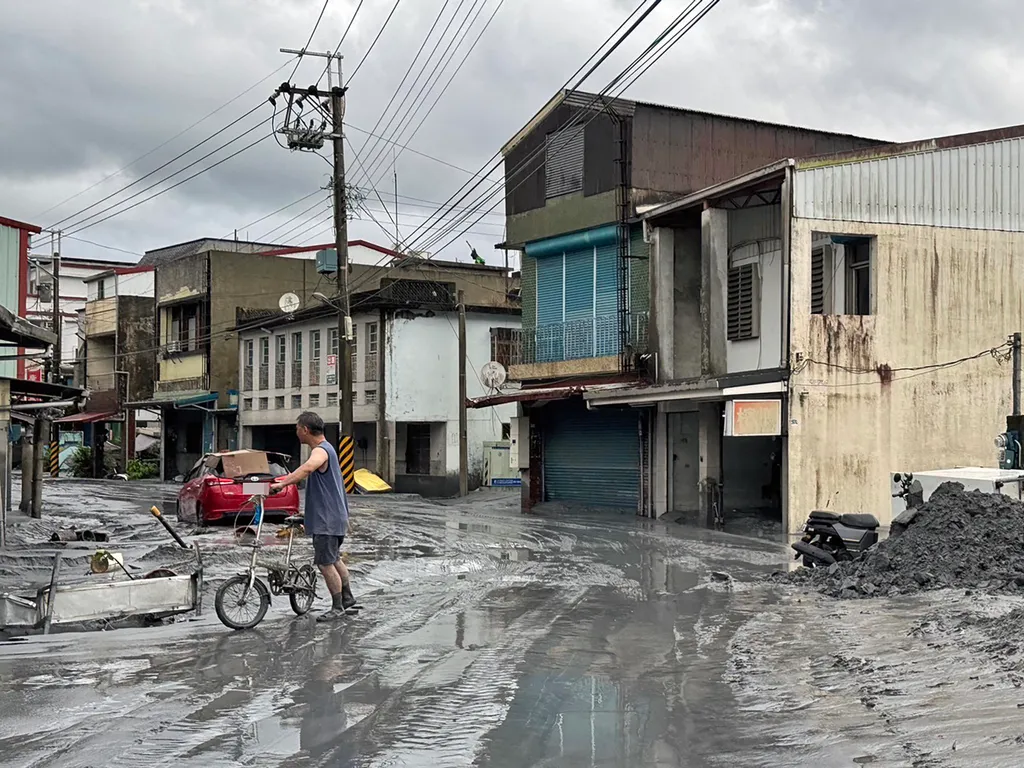 RagasatájfunTajvan, Ragasatájfun, tájfun, Tajvan, időjárás, Ragasa,&nbsp;  A resident holds a bicycle along a street covered with mud in Hualien on September 24, 2025, following the bursting of a barrier lake. The bursting of the barrier lake in Taiwan killed 