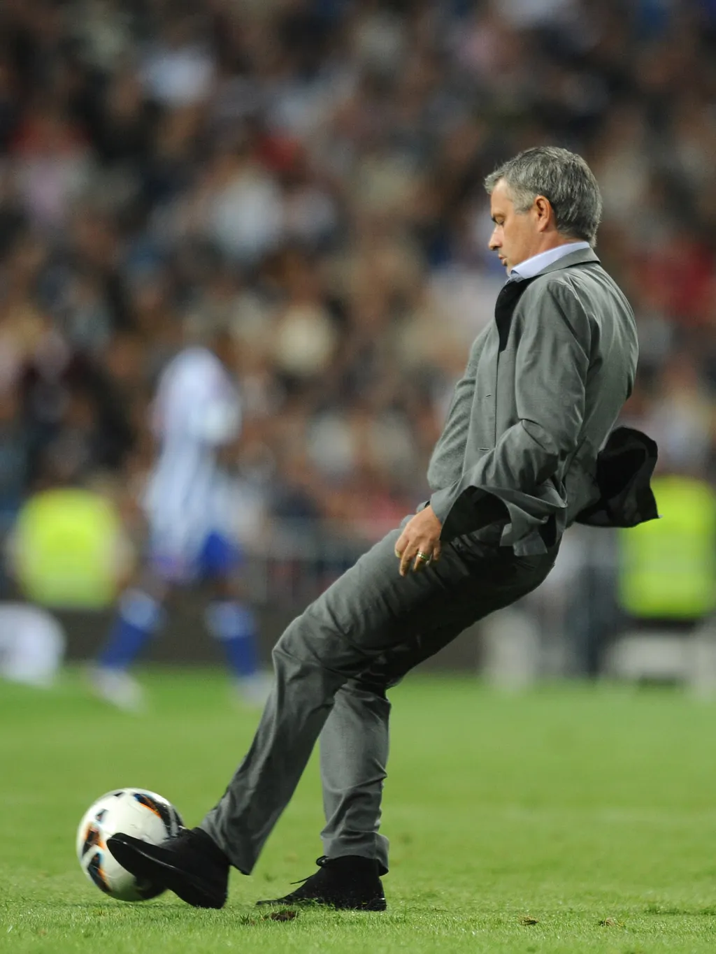 JoséMourinho, JoséMourinhokarrier, José Mourinho, José Mourinho karrier, Real Madrid's Portuguese coach Jose Mourinho kicks aball during the Spanish league football match Real Madrid against Deportivo at the Santiago Bernabeu stadium in Madrid, on Septem