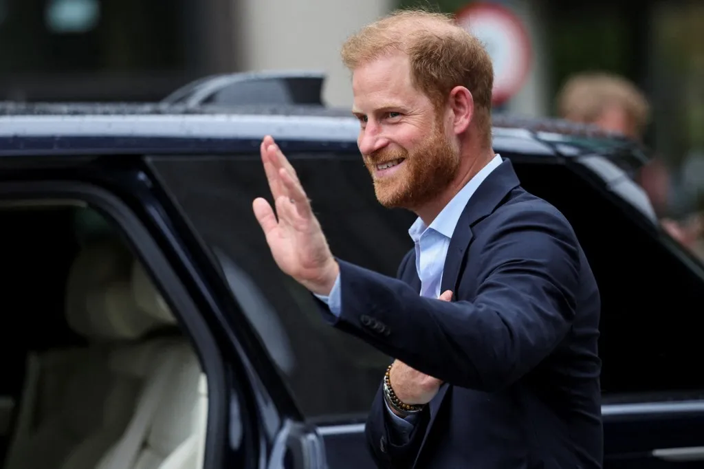 Harry herceg és Károly király 53 perces londoni találkozóján megható pillanatok zajlottak, ölelés és családi fotó is előkerült.