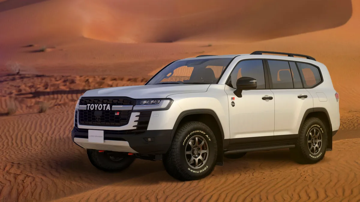 Toyota Landcruiser Rally Raid áll a sivatagban.