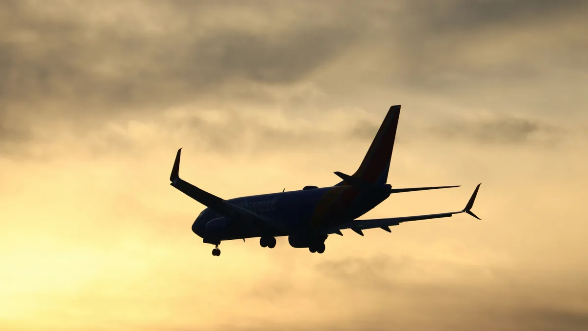 Kényszerleszállás után tűzoltók fogadják a TUI Boeing 737 repülőgépet a birminghami repülőtéren