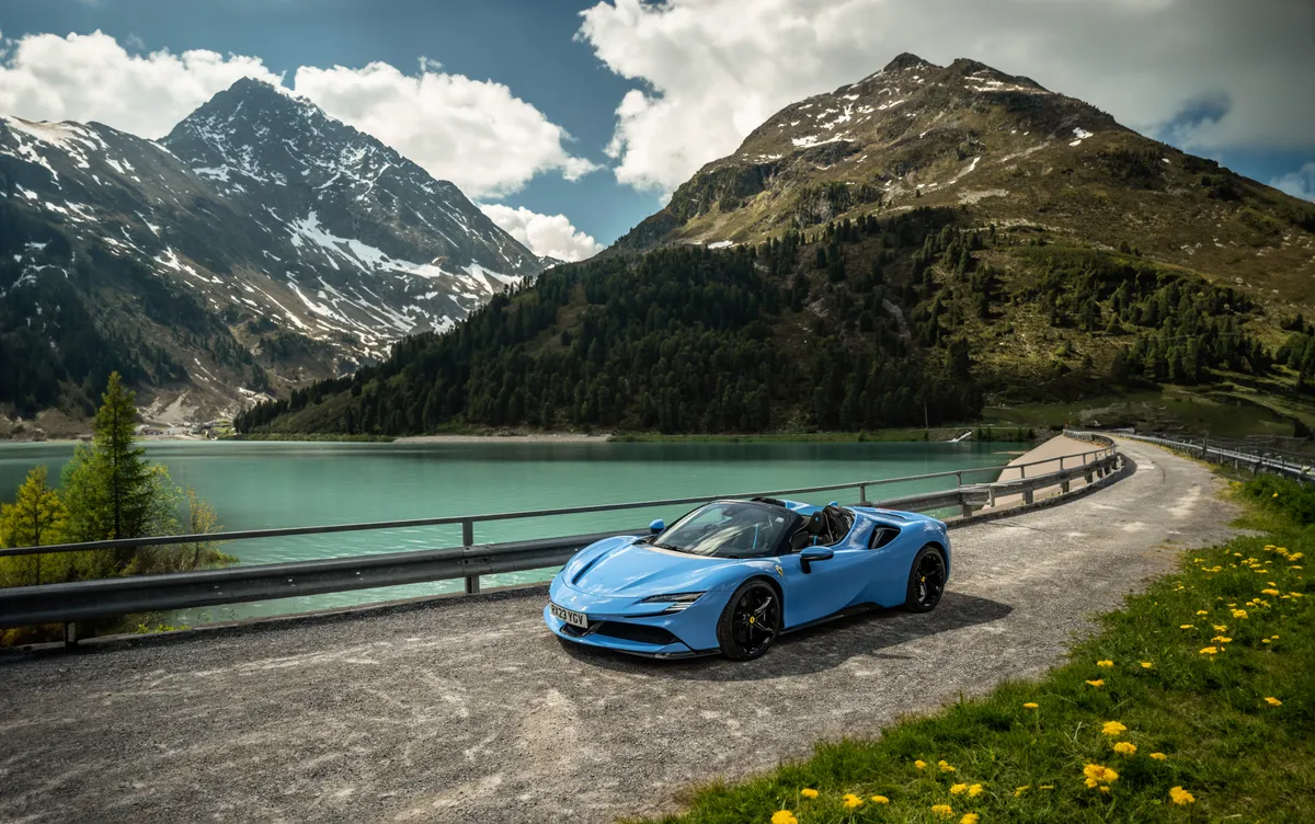 Kupé és kabrió változatban is gyártották a Ferrari SF90-est. Mindegyik méregdrága a használt autók piacán
Fotó: Ferrari