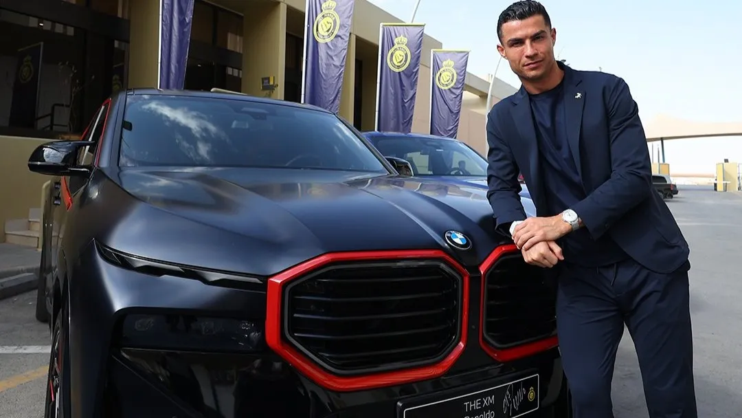 Cristiano Ronaldo pózol a BMW XM Red Label mellett