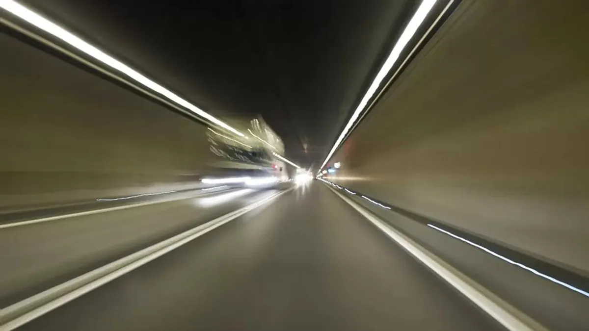 Behajtott egy alagútba a motoros, a túloldalon ötmillióra büntették a rendőrök