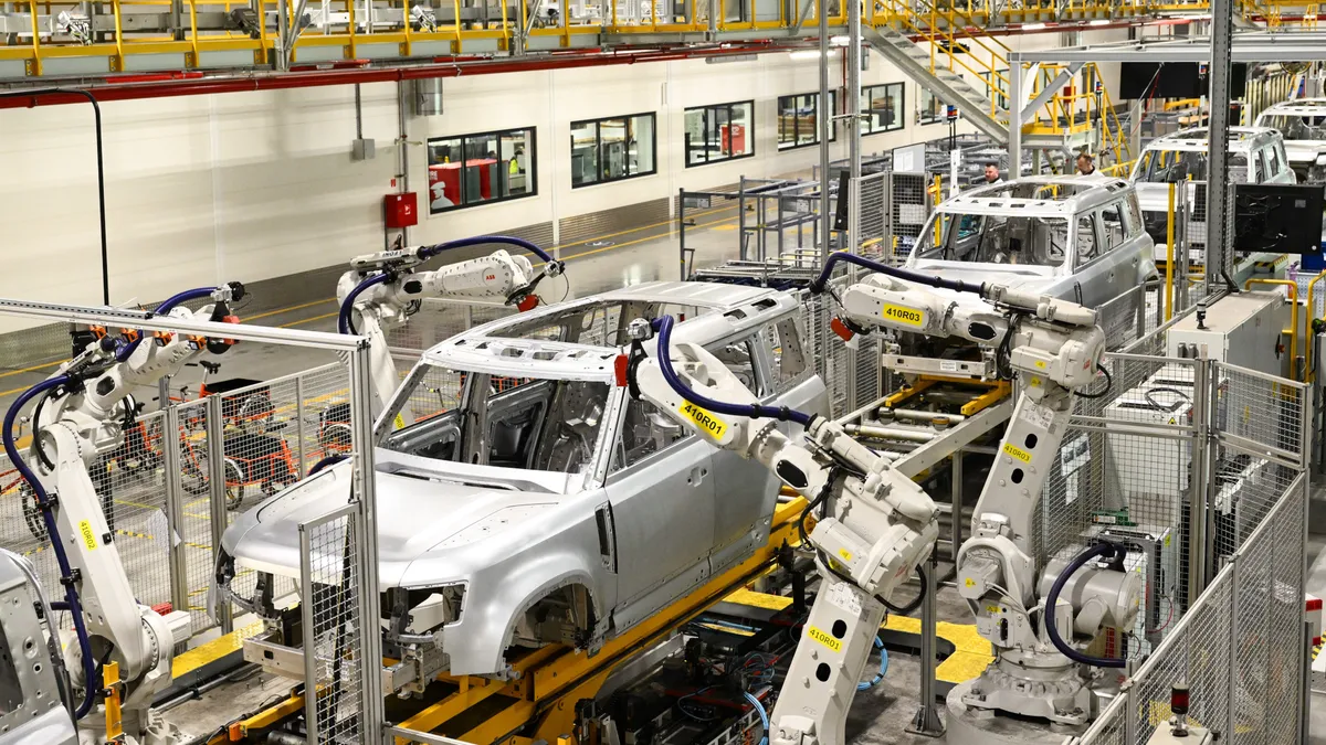 Informatikai támadás miatt áll a Jaguar Land Rover, a kis beszállítók nem biztos, hogy átvészelik az egy hónapos leállást