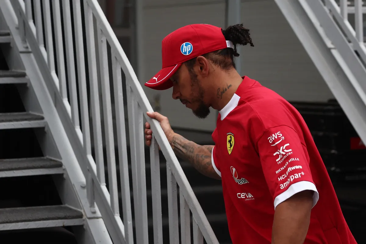 Lewis Hamilton kőkemény kritikát kapott