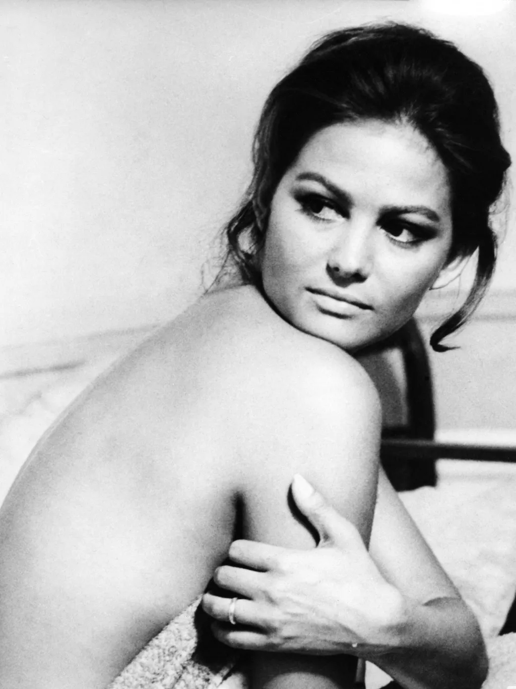 ClaudiaCardinalelegjobbfilmjei, Claudia Cardinale legjobb filmjei,  Claudia Cardinale,  ClaudiaCardinale, színésznő, film, mozi,   Sandra
Vaghe stelle dell'Orsa... 
Year : 1965 Italy
Director : Luchino Visconti
Claudia Cardinale 

Photo: Mario Tursi.
It i