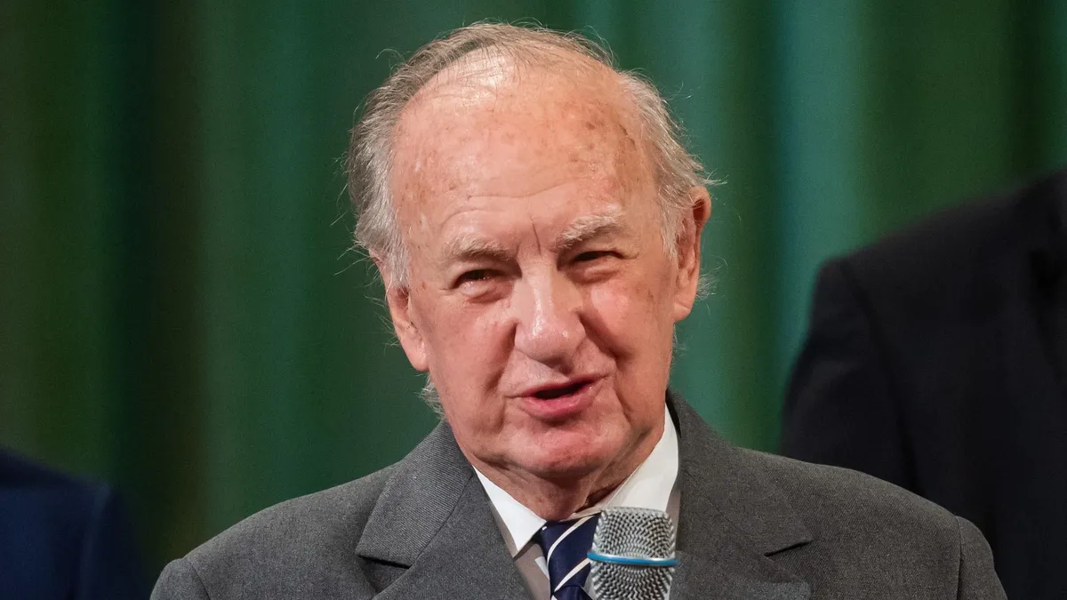 Sajdik Ferenc, SajdikFerenc, Budapest, 2023. november 3.Sajdik Ferenc grafikus, karikaturista beszél, miután átvette a Nemzet Művésze díjat a legrangosabb magyarországi művészeti elismerésnek számító díj átadása alkalmából a Pesti Vigadóban tartott ünnepségen 2023. november 3-án.MTI/Balogh Zoltán