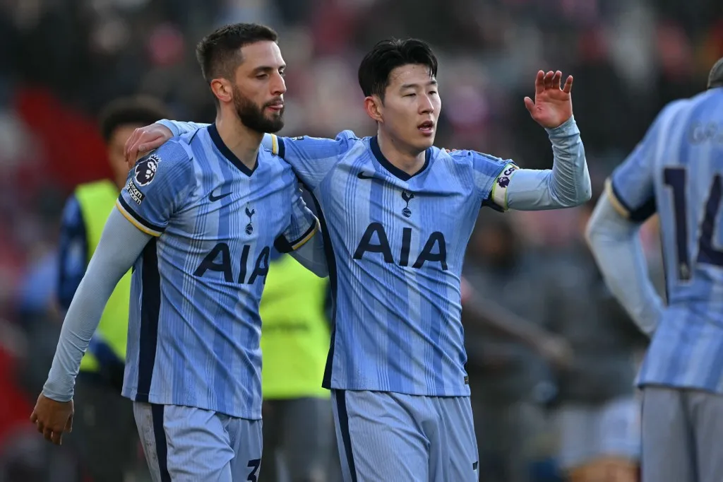 Tottenham Hotspur's South Korean striker #07 Son Heung-Min (C) and Tottenham Hotspur's Uruguayan midfielder #30 Rodrigo Bentancur (L) celebrate on the pitch after the English Premier League football match between Brentford and Tottenham Hotspur at the Gtech Community Stadium in London on February 2, 2025. Spurs won the game 2-0. (Photo by JUSTIN TALLIS / AFP) / RESTRICTED TO EDITORIAL USE. No use with unauthorized audio, video, data, fixture lists, club/league logos or 'live' services. Online in-match use limited to 120 images. An additional 40 images may be used in extra time. No video emulation. Social media in-match use limited to 120 images. An additional 40 images may be used in extra time. No use in betting publications, games or single club/league/player publications. /