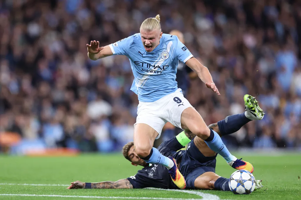 MANCHESTER, UNITED KINGDOM - SEPTEMBER 18: Erling Haaland (9) of Manchester City is fouled by Giovanni Di Lorenzo of SSC Napoli who subsequently receives a red card during the UEFA Champions League match between Manchester City and SSC Napoli at Etihad St