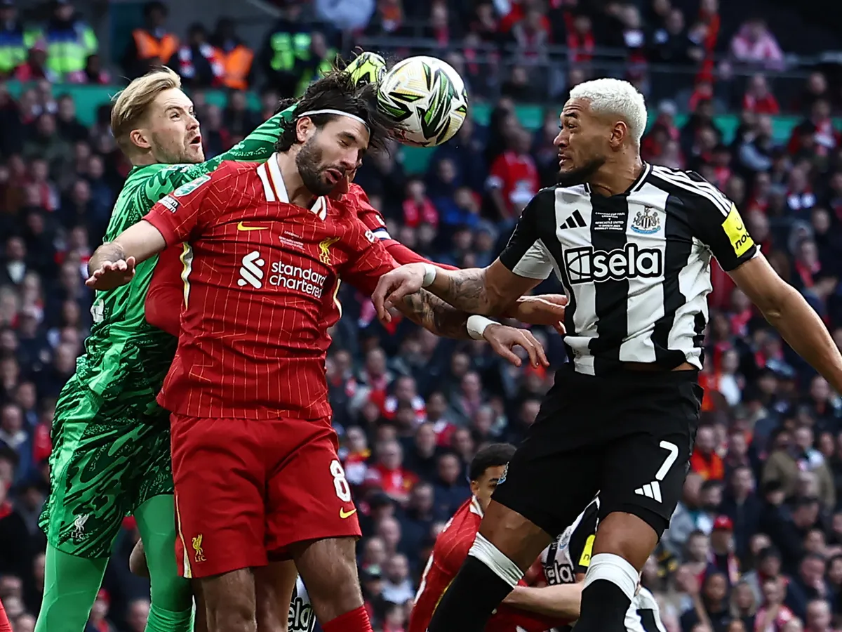 focistafejelés, foci, fejelés, iverpool's Irish goalkeeper #62 Caoimhin Kelleher (L) punches the ball under pressure from Newcastle United's Brazilian midfielder #07 Joelinton (R) and Liverpool's Hungarian midfielder #08 Dominik Szoboszlai (2L) during the English League Cup final football match between Liverpool and Newcastle United at Wembley Stadium, north-west London on March 16, 2025. (Photo by HENRY NICHOLLS / AFP) / RESTRICTED TO EDITORIAL USE. No use with unauthorized audio, video, data, fixture lists, club/league logos or 'live' services. Online in-match use limited to 120 images. An additional 40 images may be used in extra time. No video emulation. Social media in-match use limited to 120 images. An additional 40 images may be used in extra time. No use in betting publications, games or single club/league/player publications. /
