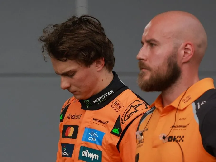 McLaren's Australian driver Oscar Piastri (L) walks in the pits after crashing during a qualifying session of the Formula One Azerbaijan Grand Prix at the Baku City Circuit in Baku on September 20, 2025. (Photo by Anton Vaganov / POOL / AFP)