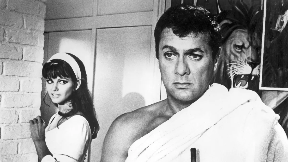 filmfesztivál - Jun 28, 1967 - Los Angeles, CA, USA - Actor TONY CURTIS with CLAUDIA CARDINALE in 'Dont Make Waves' 1967.