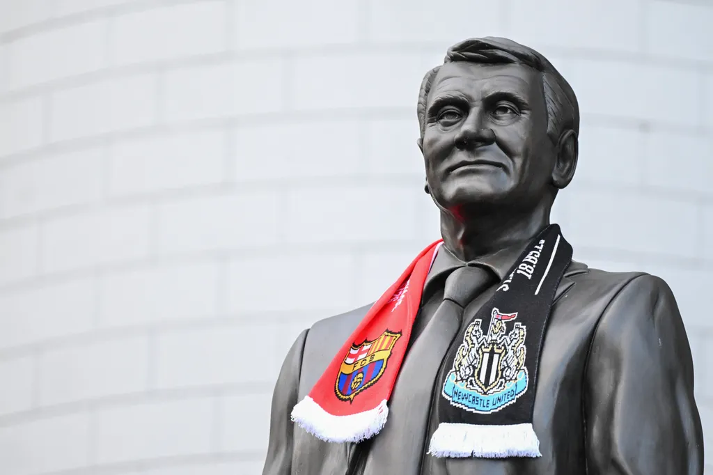 A Barcelona és a Newcastle egykori edzőjének, a legendás Sir Bobby Robson szobrára is rátettek egy meccshez kapcsolódó sálat