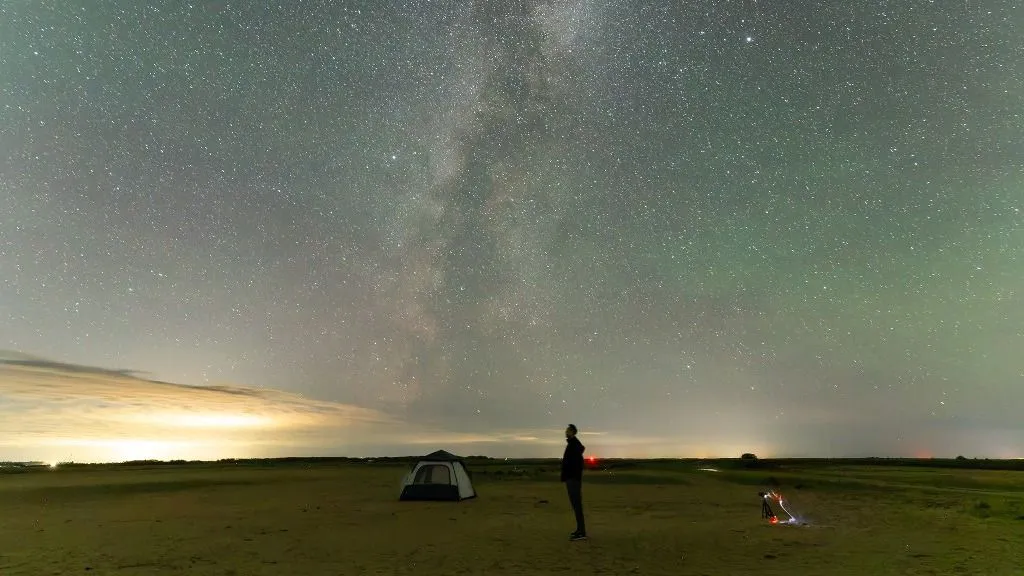 (250829) -- Harbin, Aug. 29, 2025 (Xinhua) -- People view the Milky Way and the Altair and Vega stars on opposite sides in Huachuan County of Jiamusi City, northeast China's Heilongjiang Province, on Aug. 21, 2025. Known as the Chinese version of the Valentine's Day, the Qixi Festival fell on Friday this year.    The festival, celebrated on the seventh day of the seventh month on the Chinese lunar calendar, originated from an ancient Chinese love story.   The stars Altair and Vega, regarded as Niu Lang (a humble cowherd) and Zhi Nyu (the seventh daughter of the Goddess of Heaven) , were beloved couple in the legend who found their love forbidden and were separated to opposite sides of the Milky Way.   Moved by their plight, magpies intervened, creating the bridge with their wings on the seventh night of the seventh month of China's lunar calendar, allowing the couple to reunite for just one day each year. (Photo by Chen Zhiguo/Xinhua) (Photo by Chen Zhiguo / Xinhua via AFP), napéjegyenlőség