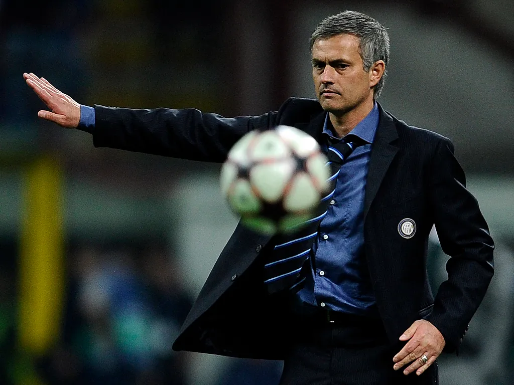 JoséMourinho, JoséMourinhokarrier, José Mourinho, José Mourinho karrier, Inter Milan's Portuguese coach Jose Mourinho gestures during their UEFA Champions League first leg semifinal football match on April 20, 2010 in Milan's San Siro stadium. Milan won
