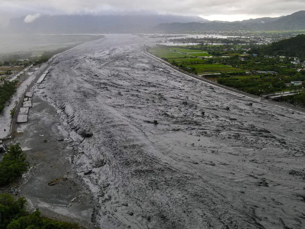 RagasatájfunTajvan, Ragasatájfun, tájfun, Tajvan, időjárás, Ragasa,&nbsp;  An overview shows mud and receding floodwaters after a barrier lake burst and caused parts of the bridge over Mataian Creek be destroyed in Hualien on September 24, 2025. The bursting o