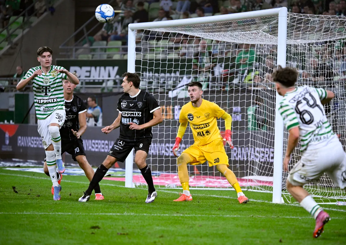 Budapest, 2025. szeptember 19.
Gruber Zsombor, az FTC játékosa (b), valamint Demeter Milán (b2), Sajbán Máté (b3) és Karlo Sentic kapus (b4), a Diósgyőr játékosai a labdarúgó Fizz Liga 7. fordulójában játszott Ferencvárosi TC - Diósgyőri VTK mérkőzésen a Groupama Arénában 2025. szeptember 19-én.
MTI/Szigetváry Zsolt