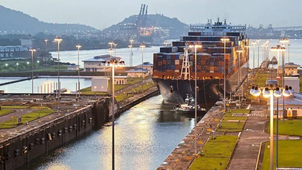 (FILES) A cargo ship transits through Panama Canal Cocoli locks in Panama City on February 21, 2025. The United States will be able to deploy troops to Panama according to a joint deal seen by AFP on April 10, 2025, a major concession to President Donald Trump as he seeks to reestablish influence over the vital waterway. (Photo by MARTIN BERNETTI / AFP), panama