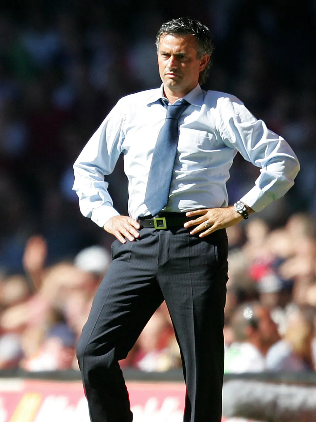 JoséMourinho, JoséMourinhokarrier, José Mourinho, José Mourinho karrier, Chelsea manager Jose Mourinho gestures to his team during the FA Community Shield between Chelsea and Arsenal at the Millennium Stadium in Cardiff, Wales, 07 August, 2005. The final