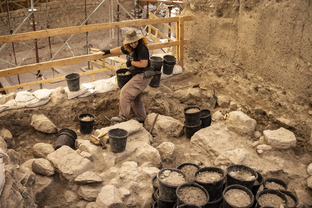 A kutatók szerint az ősi kincslelet egy földalatti rejtekhelyen több mint 1600 éve várta a felfedezőket.