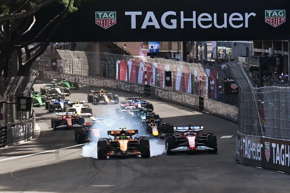 Oscar Piastri, a McLaren pilótája hatalmasat fékez a Forma-1 Monacói Nagydíjon, Monte-Carlóban, 2025. május 25-én