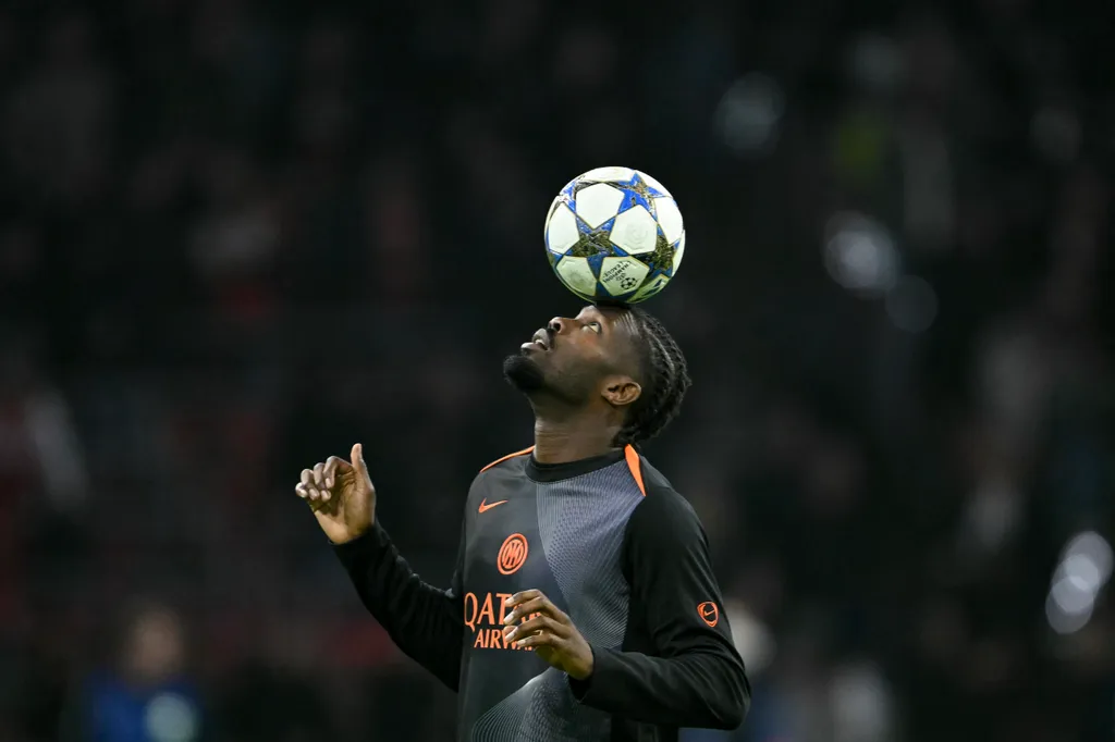 Marcus Thuram, az Inter francia csatára bűvöli a labdát a bemelegítésnél