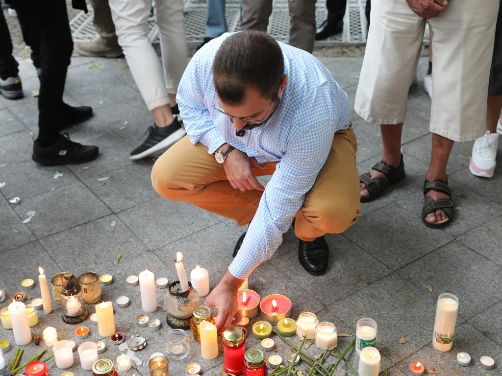 Bayer Zsolt, méltóságteljes gyertyagyújtás, Szabadság tér, Egyesült Államok nagykövetsége