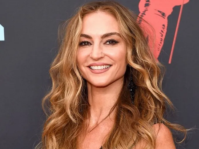 Drea de Matteo mindent ledobott, csupán egy kis festék takarja a testét