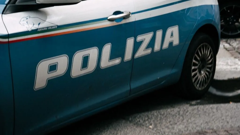 halott, Illustration of an Italian police car with the word Polizia written on it in Turin, Italy, May 9, 2025.Illustration d une voiture de police italienne sur laquelle il est ecrit Polizia a Turin, Italie, le 9 mai 2025. (Photo by Bastien André / Hans Lucas via AFP)