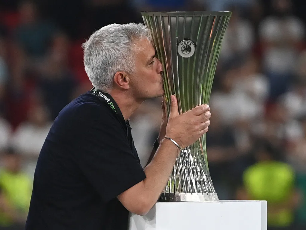 JoséMourinho, JoséMourinhokarrier, José Mourinho, José Mourinho karrier, Roma's Portuguese head coach Jose Mourinho kisses the trophy as his team celebrates winning the UEFA Europa Conference League final football match between AS Roma and Feyenoord at t