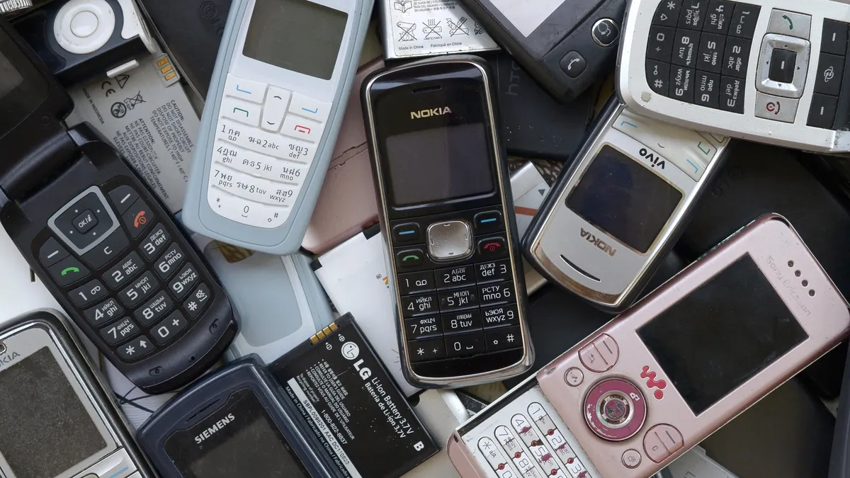 régimobiltelefon, telefon, mobil, mobiltelefon,   Bunch of old used outdated mobile phones and batteries. Recycling electronics