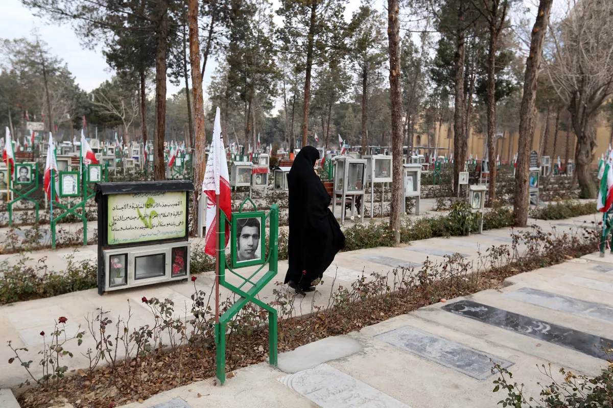 Irán parkolót épít a teheráni temetőben, ahol az 1979-es forradalom áldozatai nyugszanak. Jogvédők szerint a múlt eltörlése zajlik.