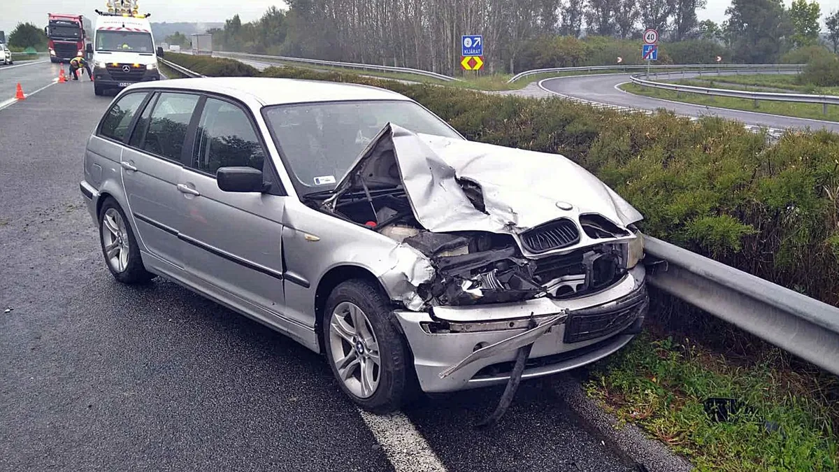 Víztócsába hajtott a BMW, ezzel okozott balesetet