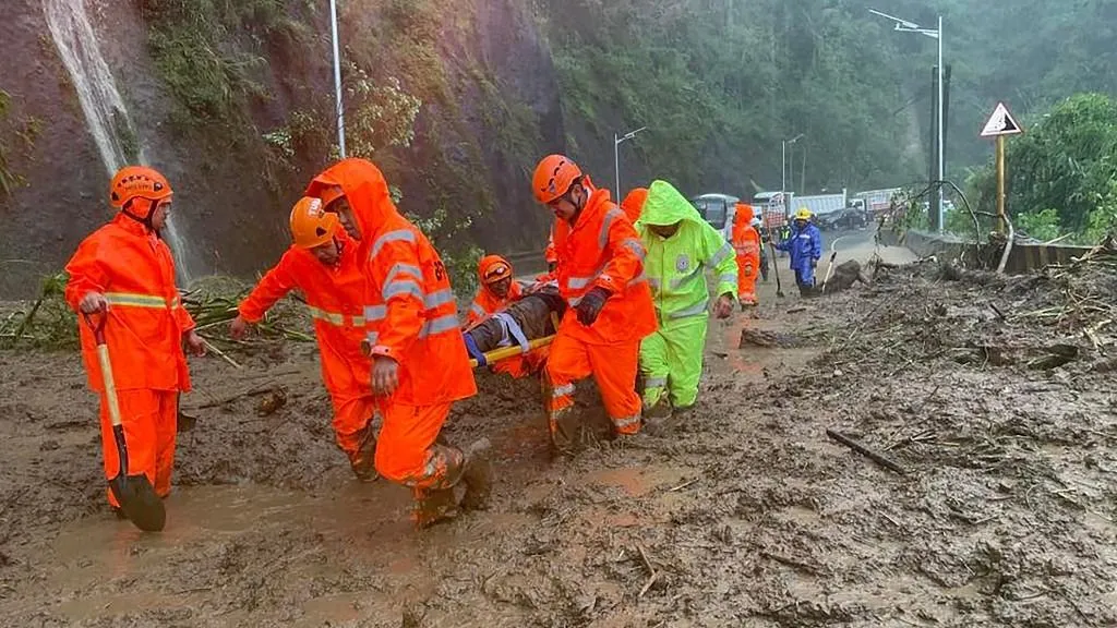 tájfun - A handout photo taken on September 22, 2025 and received through the courtesy of Facebook page of Tuba Public Information Office on September 23, shows rescuers carrying an injured commuter on a stretcher after a landslide hit vehicles traversing a road at the height of Super Typhoon Ragasa in Tuba town, Benguet province, north of Manila. Ragasa had already toppled trees, tore the roofs off buildings and killed at least one person in a landslide while lashing the northern Philippines, where thousands sought shelter in schools and evacuation centres. (Photo by John Dimain / TUBA PUBLIC INFORMATION OFFICE / AFP) / -----EDITORS NOTE --- RESTRICTED TO EDITORIAL USE - MANDATORY CREDIT "AFP PHOTO / TUBA PUBLIC INFORMATION OFFICE " - NO MARKETING - NO ADVERTISING CAMPAIGNS - DISTRIBUTED AS A SERVICE TO CLIENTS